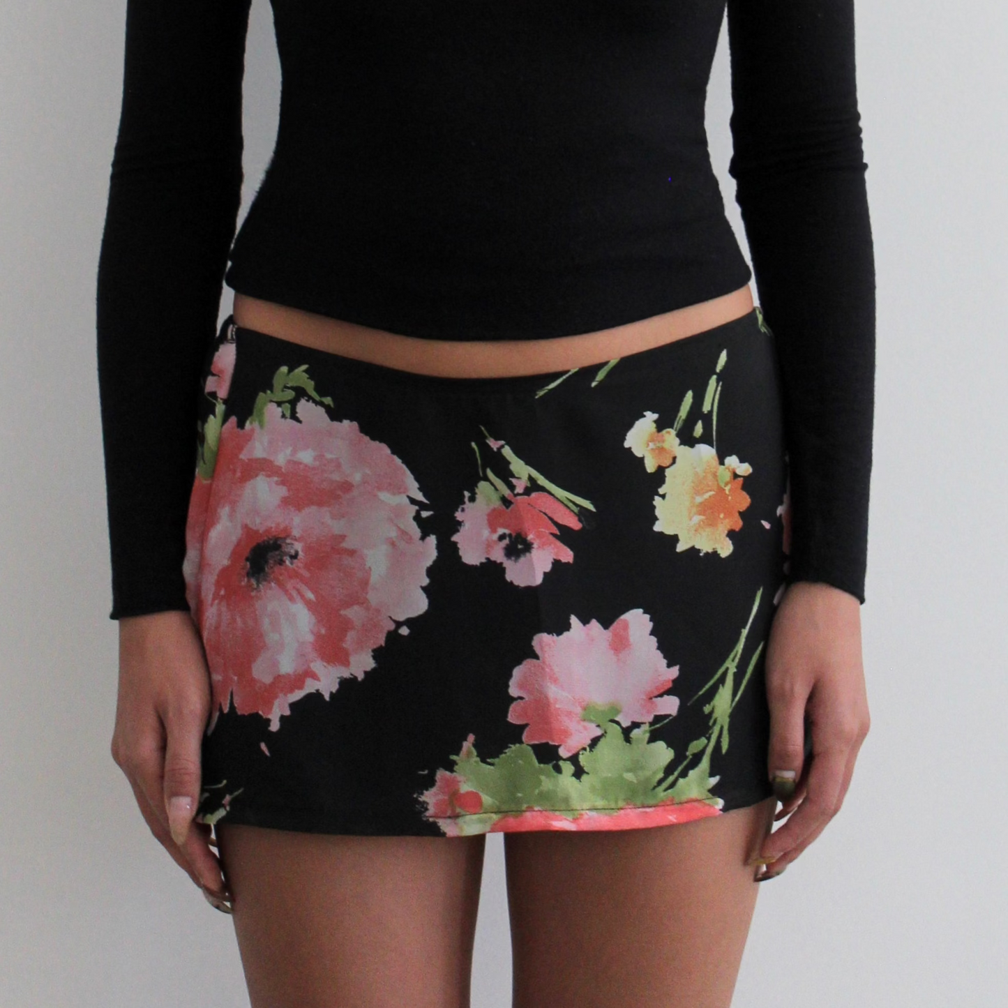 Vivian Mini in Black Rose